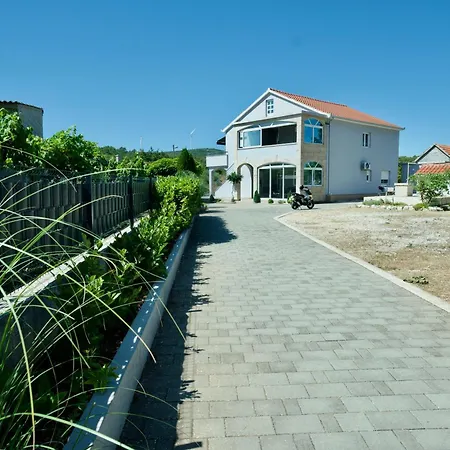 Lana Apartman *