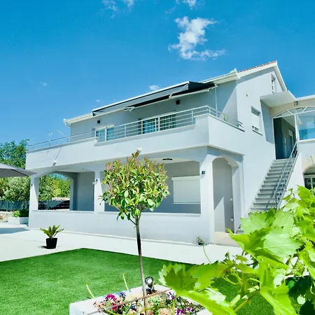 Apartman Lana *