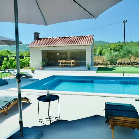 Lana Apartman Bristivica